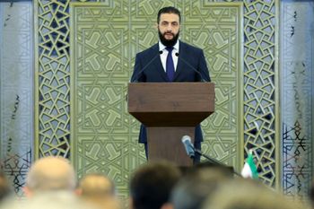 تُظهر هذه الصورة المنشورة من الرئاسة السورية الرئيسَ السوري المؤقت أحمد الشرع وهو يُلقي كلمةً في دمشق بتاريخ 29 مارس/آذار 2025. 