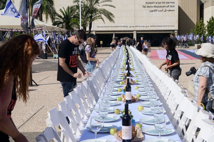 Symbolic Shabbat Tables Served In 50 Countries In Solidarity With Hamas ...