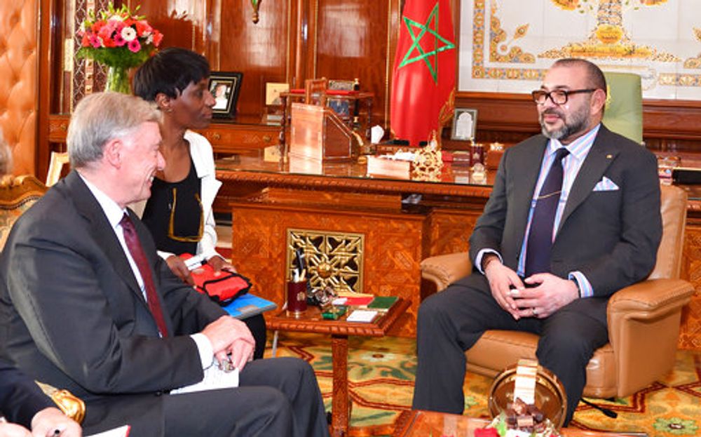الملك المغربي محمد السادس أثناء لقاءه بهورست كوهلر، المبعوث الشخصي للأمين العام للأمم المتحدة لنزاع الصحراء