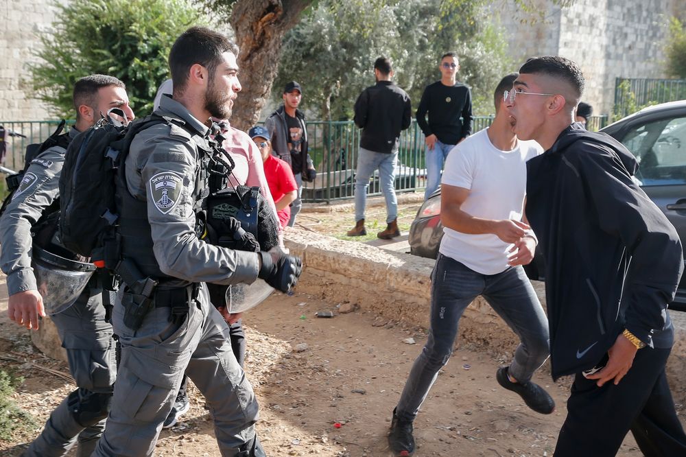 Des Palestiniens affrontent la police israélienne lors d'émeutes à la porte de Damas dans la vieille ville de Jérusalem, le 19 octobre 2021