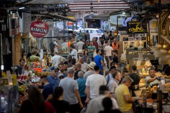 Les gens font des achats au marché Mahane Yehuda dans le centre de Jérusalem le 15 septembre 2023, à la veille de la nouvelle année juive