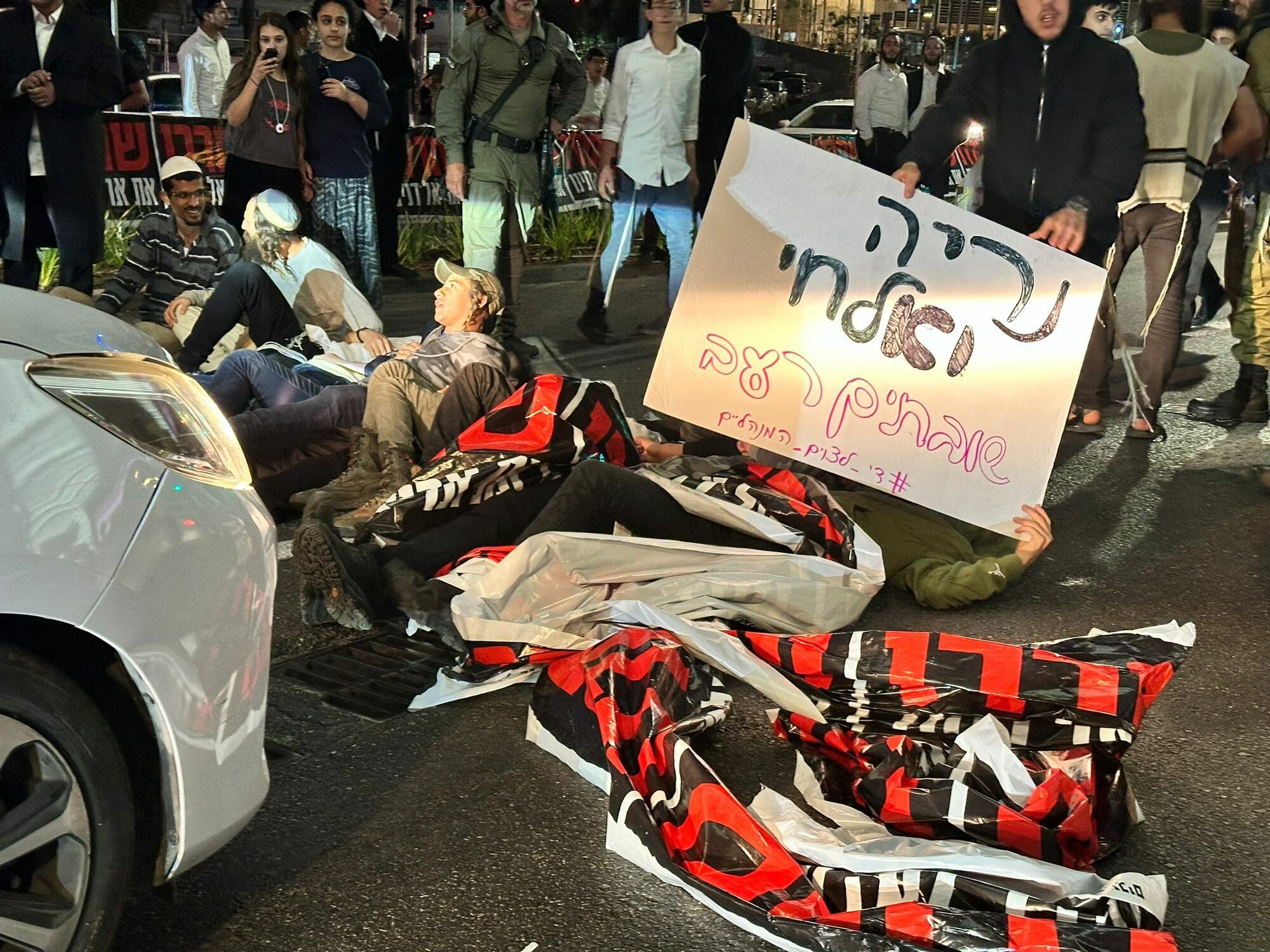 מאות הפגינו סמוך לגשר המיתרים במחאה על צווים מנהליים: המשטרה פיזרה אותם ...