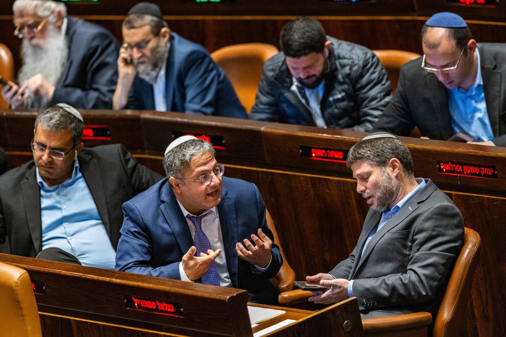 Ben Gvir pede que Smotrich se junte a ele para deixar o governo se o cessar-fogo for assinado O Ministro das Finanças Bezalel Smotrich (à direita) com o Ministro da Segurança Nacional Itamar Ben Gvir numa votação no salão de assembleias do Knesset, o parlamento israelita em Jerusalém