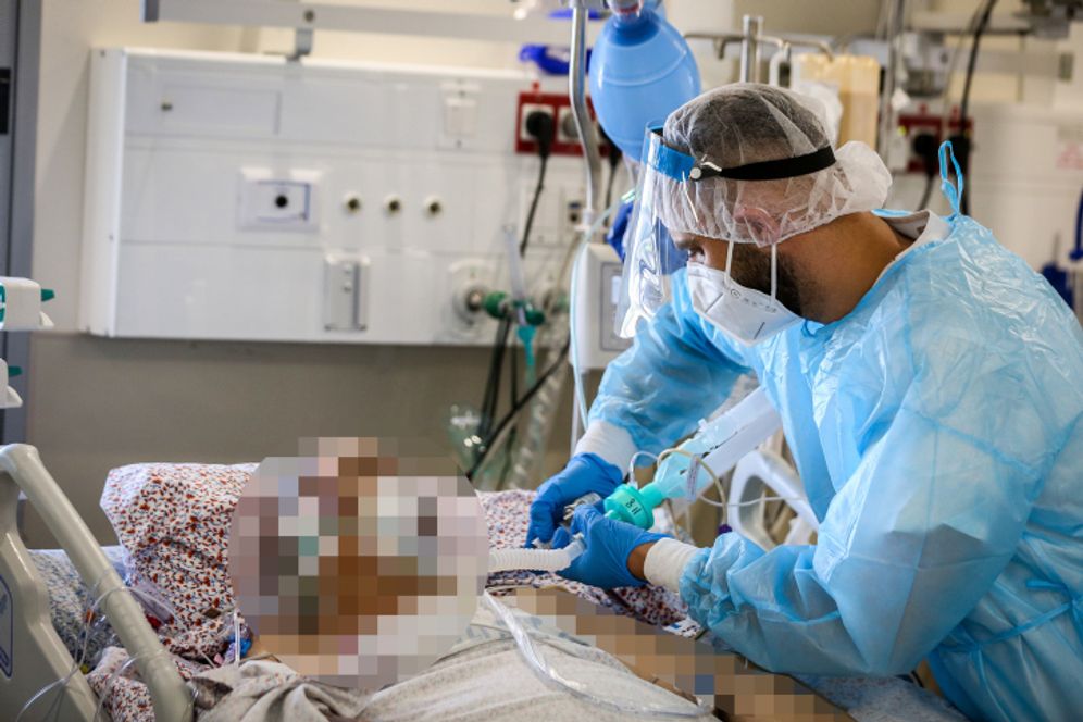 David Cohen/Flash90 Les médecins dans le service du coronavirus du centre médical Ziv dans la ville de Safed, au nord d'Israël, le 11 août 2021.