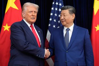 PHOTO D'ARCHIVES - Le président Donald Trump (à gauche) et le président chinois Xi Jinping se serrent la main avant leur rencontre à l'aéroport international de Gimhae à Busan, en Corée du Sud, le 30 octobre 2025.
