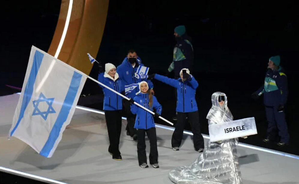 Mariia Seniuk, porte-drapeau d'Israël, défile lors de la cérémonie d'ouverture des Jeux olympiques d'hiver de 2026, à Milan, en Italie, le 6 février 2026. 