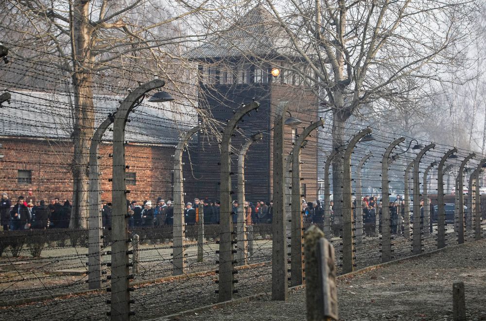 Des personnes sont vues arriver sur le site du camp de la mort allemand nazi d'Auschwitz-Birkenau à Oswiecim, en Pologne, pour les célébrations marquant les 75 ans de la libération du camp par l'armée soviétique, le 27 janvier 2020.