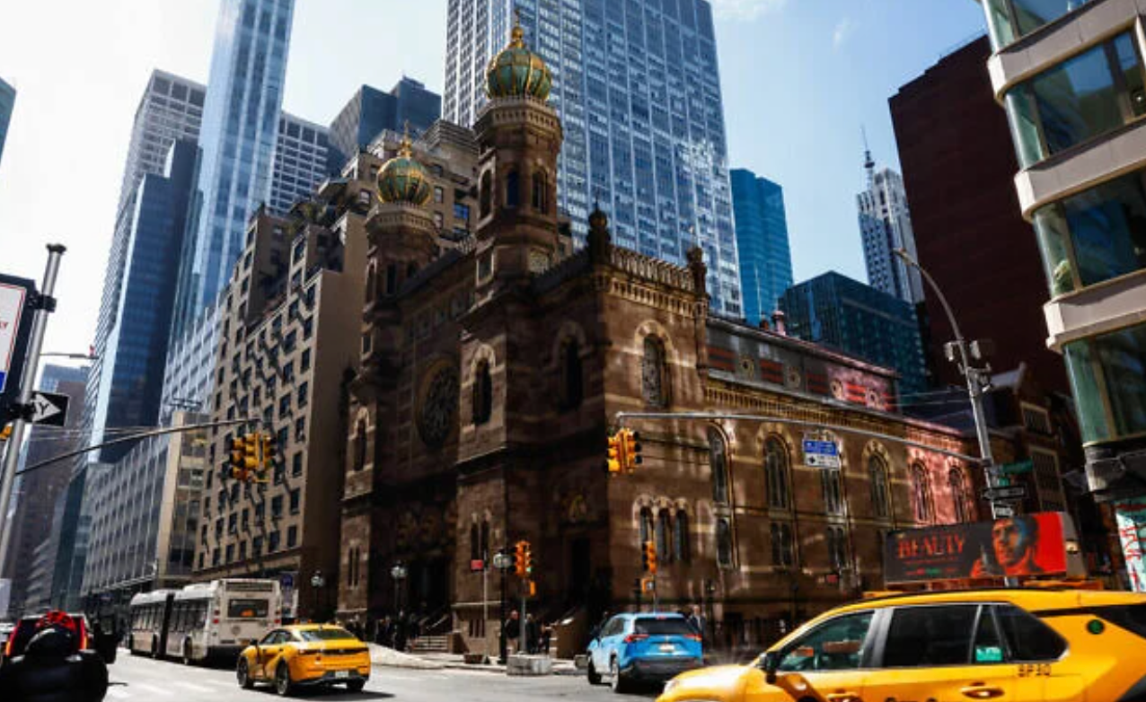 New York : un homme perturbe un office de Shabbat et agresse un agent de sécurité