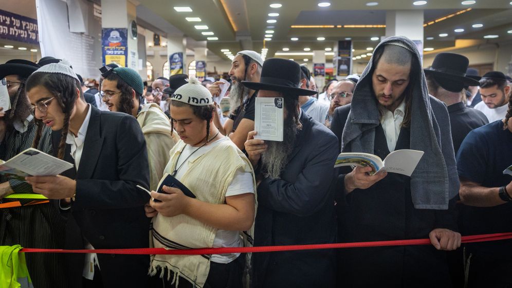 חיים גולדברג/פלאש 90 מתפללים באומן (למצולמים אין קשר לנאמר)