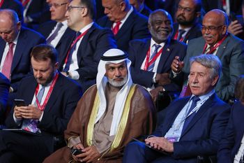 نائب رئيس ديوان الرئاسة الروسية، مكسيم أوريشكين (يسار)، والأمين العام لمنظمة الدول المصدرة للنفط (أوبك)، هيثم الغايس (وسط)، ورئيس مجلس إدارة شركة نوفاتك، ليونيد ميخيلسون، يحضرون جلسة عامة لمنتدى أسبوع الطاقة الروسي في ميدان موسكو مانيج بموسكو، روسيا، يوم الخميس 16 أكتوبر/تشرين الأول 2020.