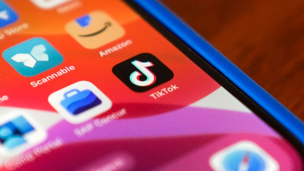 מכשיר אייפון עם אפליקציית "טיקטוק" מותקנת עליו, ארכיון