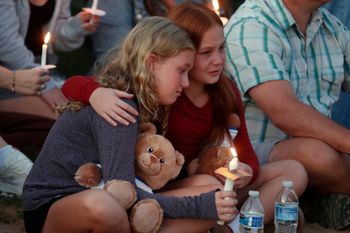 Des personnes se rassemblent à Lynnhurst Park après une fusillade à l'école catholique de l'Annonciation, mercredi 27 août 2025, à Minneapolis.