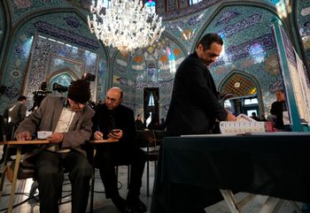 Les électeurs remplissent leur bulletin de vote lors des élections parlementaires et de l'assemblée des experts dans un bureau de vote à Téhéran, en Iran, le vendredi 1er mars 2024