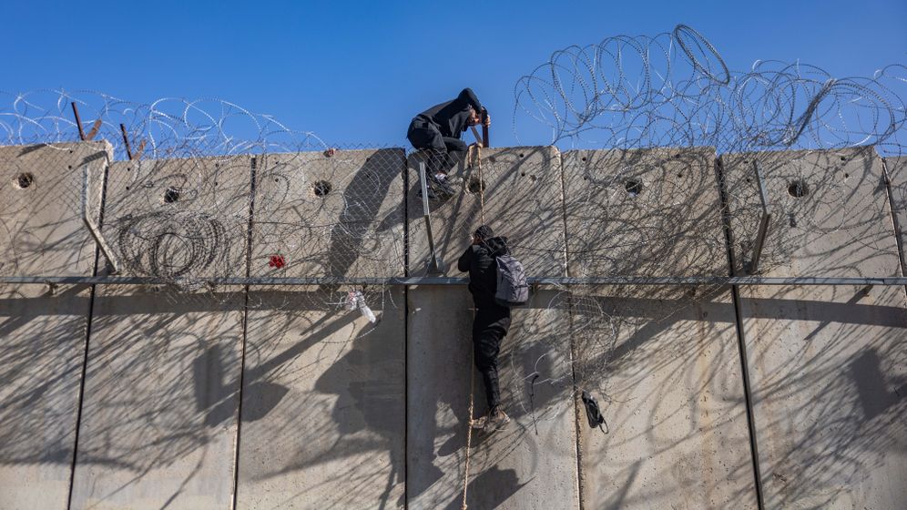 فلسطينيون يعبرون السياج المحيط بالقدس الشرقية، 23 ديسمبر 2025