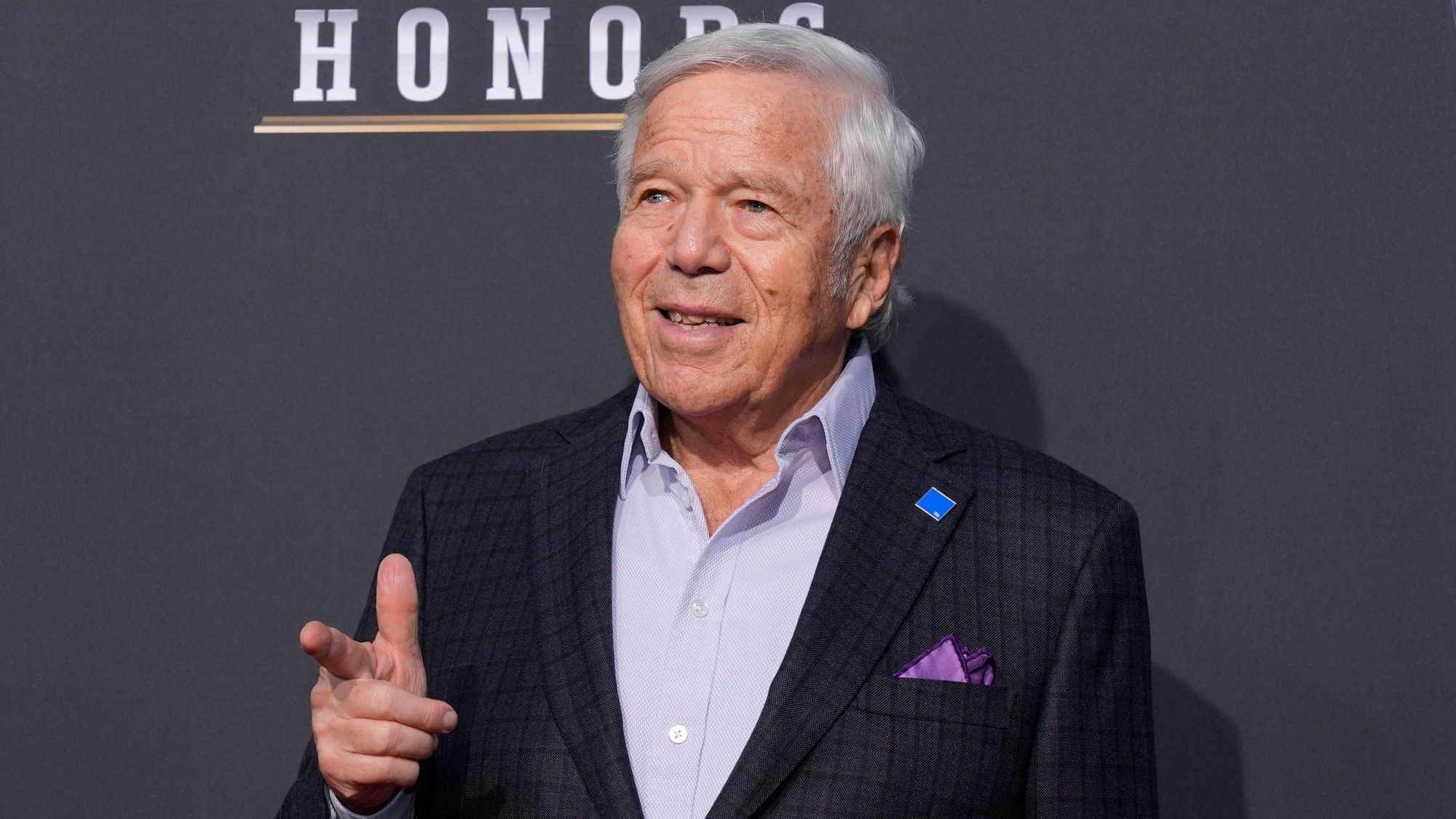 Robert Kraft reconnaît avoir fait pression pour écarter Macklemore de la tournée d’Ed Sheeran