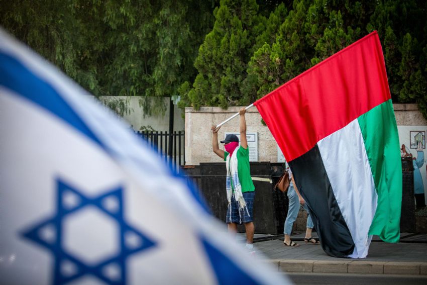 أحد مؤيدي رئيس الوزراء الإسرائيلي بنيامين نتنياهو يلوح بعلم الإمارات العربية المتحدة خارج المقر الرسمي لرئيس الوزراء في القدس ، 19 أغسطس ، 2020.