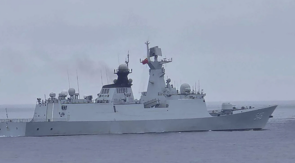 Sur cette photo publiée par les garde-côtes taïwanais, un navire de la marine chinoise identifié comme étant la frégate lance-missiles FFG 548 est visible près de l'îlot Pengjia, au nord de Taïwan, le jeudi 23 mai 2024.