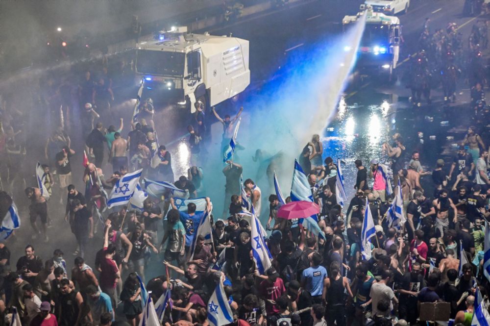 Des manifestants bloquant la route Ayalon à Tel-Aviv, le 24 juillet 2023