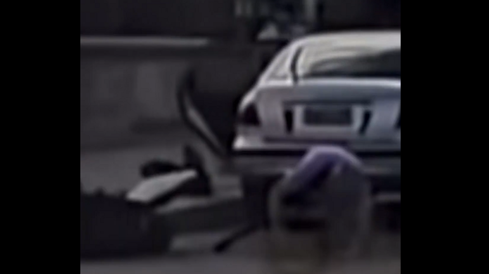 Capture d'écran de la vidéo montrant un deuxième passant tentant d'arrêter les terroristes de Sydney