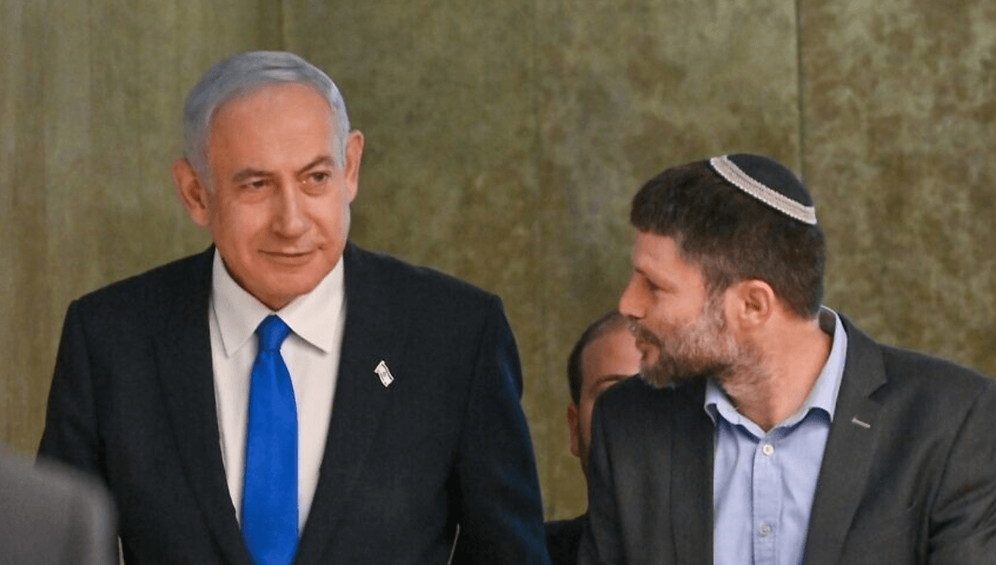 Kobi Gideon (GPO) Benjamin Netanyahou et Betsalel Smotrich arrivent pour une réunion au bureau du Premier ministre à Jérusalem, le 23 février 2023.