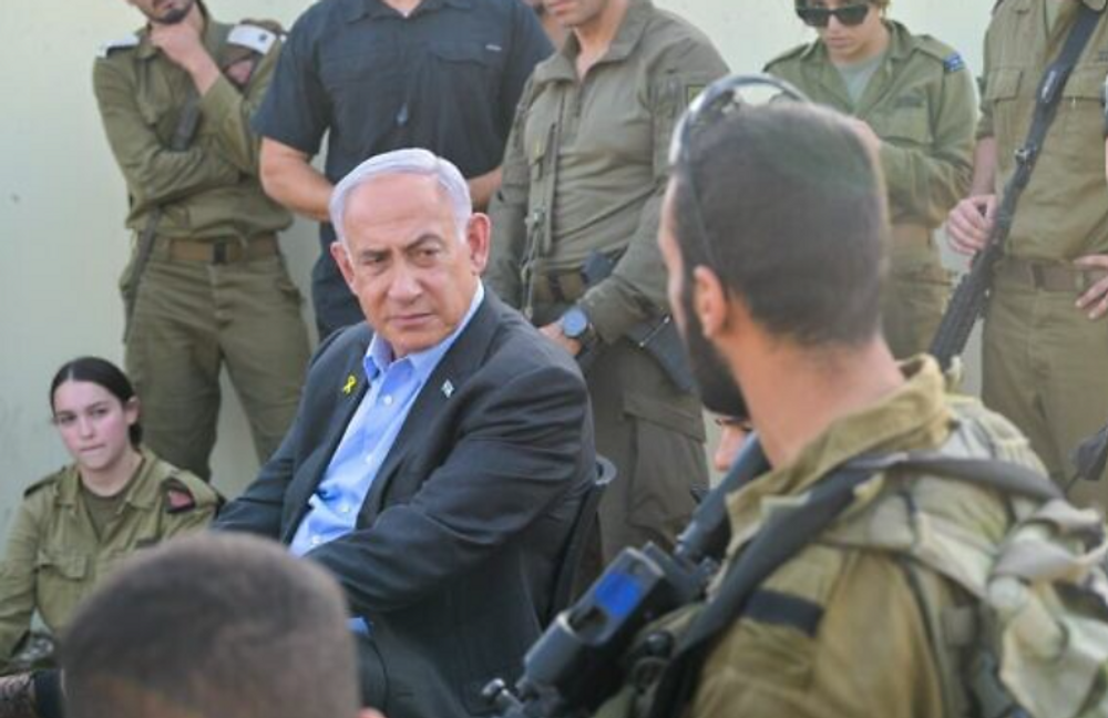 O primeiro-ministro Benjamin Netanyahou, no centro, visitou uma base de treinamento Golani vista por um ataque de drone meurtrière do Hezbollah em hoje, 14 de outubro de 2024.
