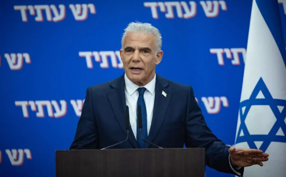 Le chef de l’opposition Yair Lapid dirige une réunion de la faction de son parti Yesh Atid à la Knesset, à Jérusalem, le 23 février 2026