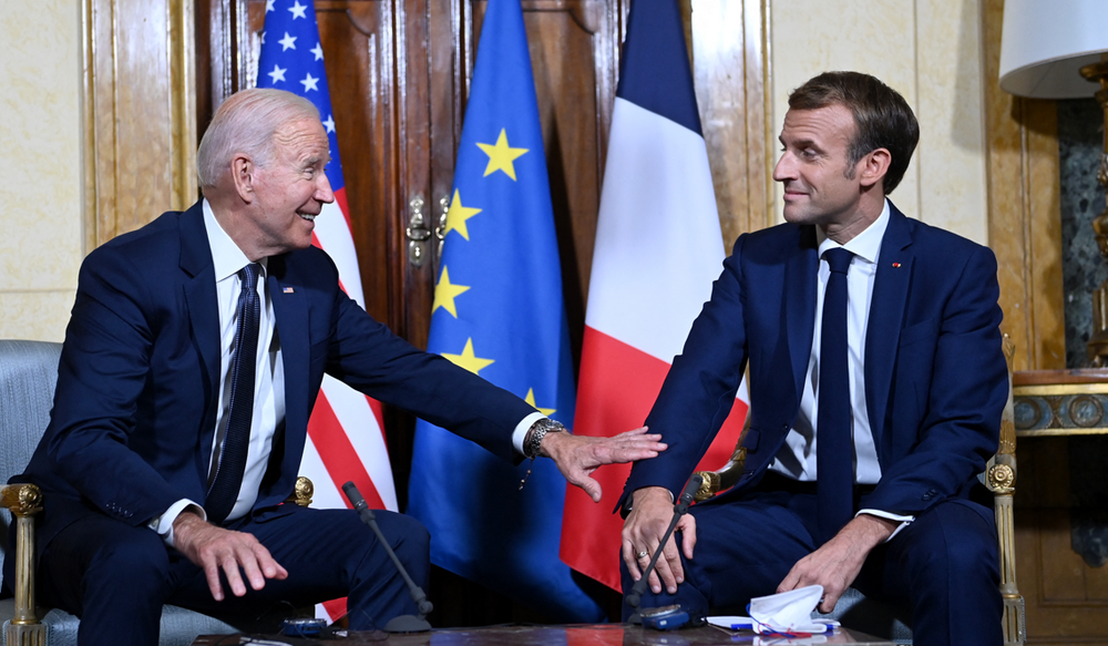 Le président français Emmanuel Macron (à droite) et le président américain Joe Biden (à gauche) se rencontrent à l'ambassade de France au Vatican à Rome le 29 octobre 2021.