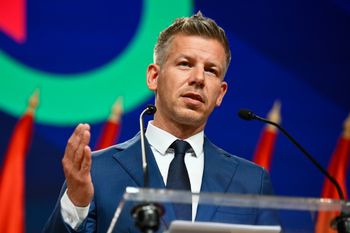 (AP Photo/Denes Erdos) Peter Magyar gestures as he speaks to the media in Budapest, Hungary, Monday, April 13, 2026, after defeating Prime Minister Viktor Orban's party in the country's parliamentary elections