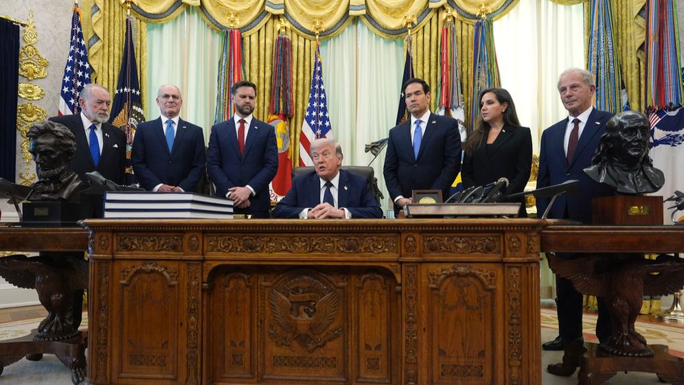 De gauche à droite, l'ambassadeur des États-Unis en Israël Mike Huckabee, l'ambassadeur d'Israël aux États-Unis Yechiel Leiter, le vice-président américain JD Vance, le secrétaire d'État américain Marco Rubio, l'ambassadrice du Liban aux États-Unis Nada Hamadeh Moawad et l'ambassadeur des États-Unis au Liban Michel Issa entourent le président américain Donald Trump dans le Bureau ovale de la Maison Blanche, le 23.04.2026, à Washington 