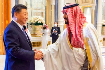 Saudi Crown Prince Mohammed bin Salman (R) greets Chinese President Xi Jinping in Riyadh, Saudi Arabia.