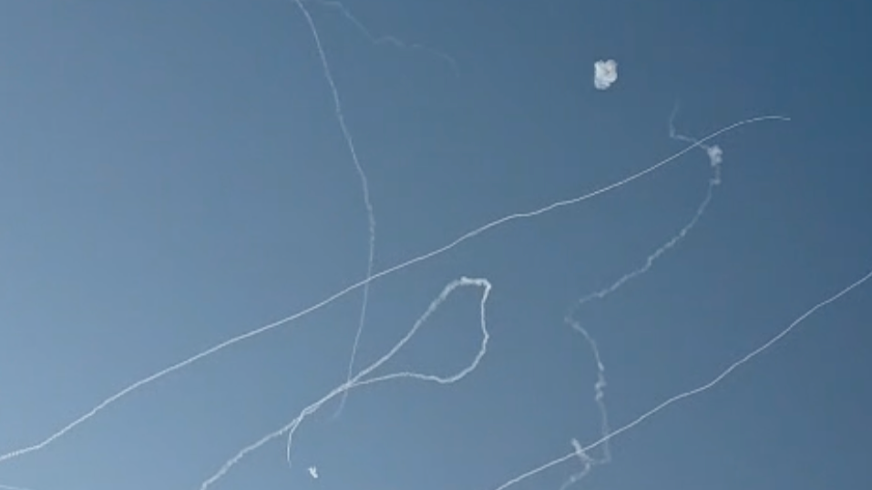 Des images satellites suggèrent un possible impact de missile iranien sur une base aérienne israélienne