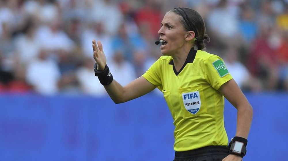 Stéphanie Frappart, première femme de l'histoire à arbitrer un match de Coupe du monde masculine