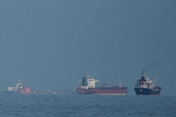 Des pétroliers et des cargos sont alignés dans le détroit d'Ormuz, vus de Khor Fakkan, aux Émirats arabes unis, le mercredi 11 mars 2026. 