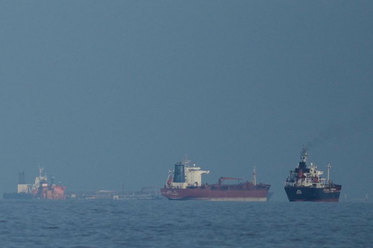 Des pétroliers et des cargos sont alignés dans le détroit d'Ormuz, vus de Khor Fakkan, aux Émirats arabes unis, le mercredi 11 mars 2026.