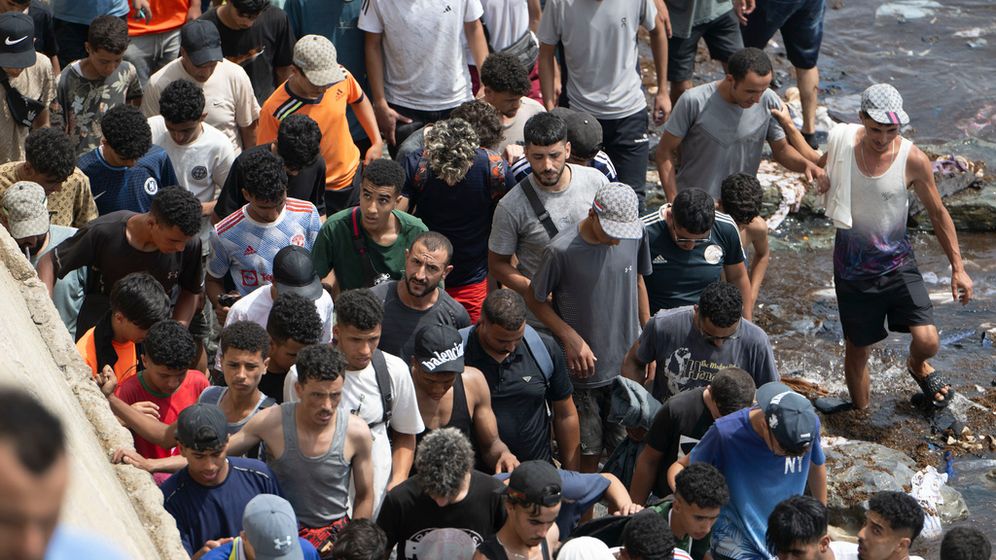 AP Photo אלפי מהגרים חוצים ממרוקו - לסאוטה, שטח ספרדי, ארכיון
