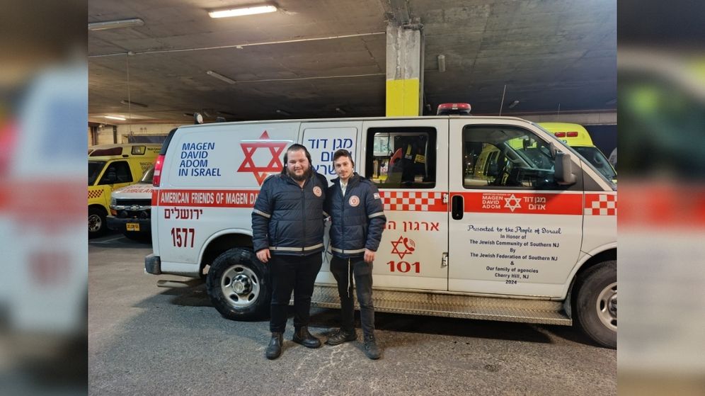 MDA Les secouristes du Magen David Adom Yossi Klein (à droite) et Baruch Beloy qui ont procédé à l'accouchement