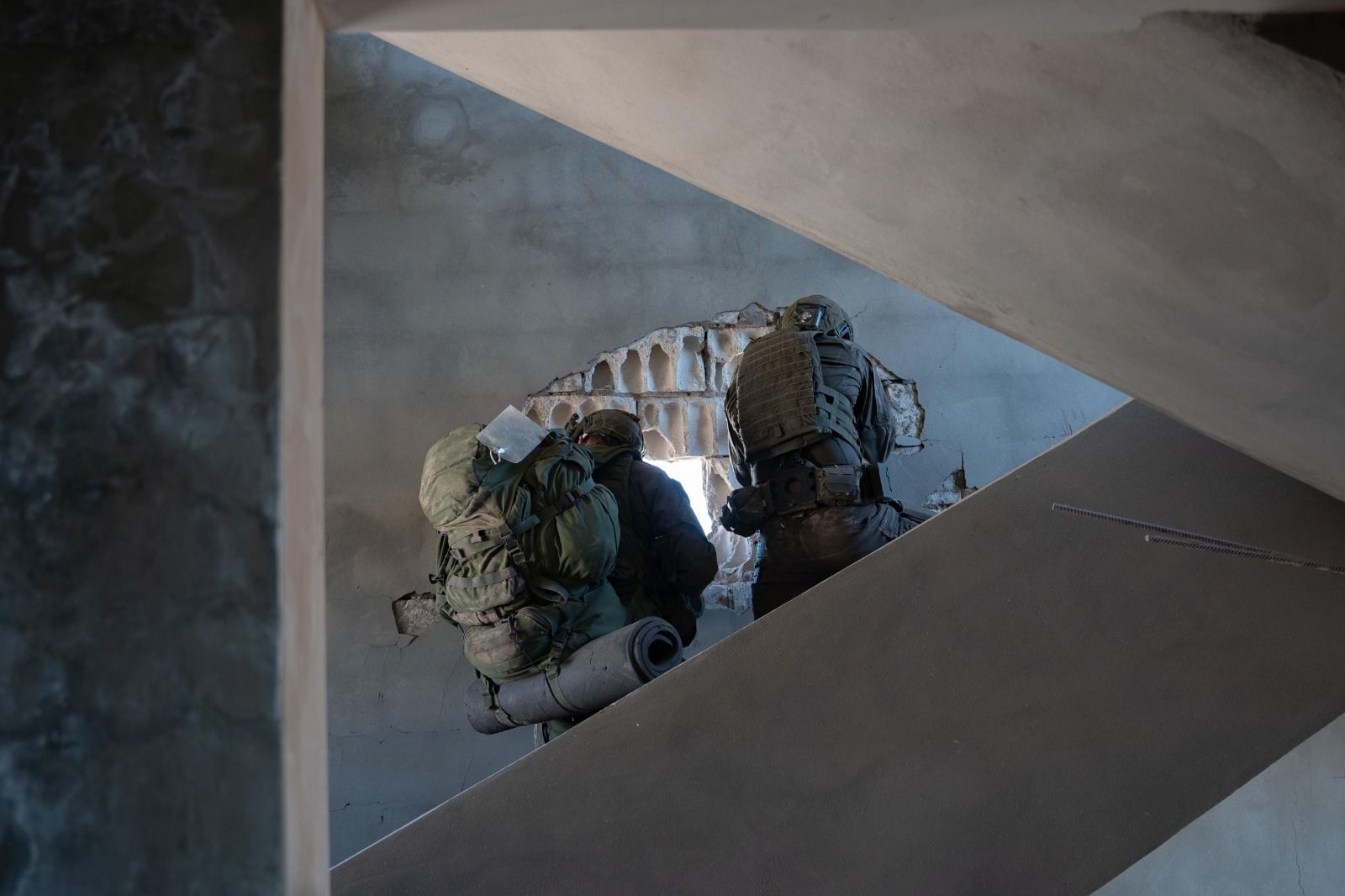 نشر أول: الجيش الإسرائيلي يأسر عنصرين من قوة الرضوان ويقتادهم للتحقيق في إسرائيل