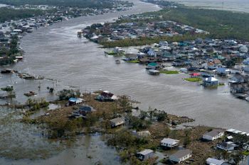 Une ville inondée à la suite de l'ouragan Ida, le 30 août 2021, à Lafitte, Louisiane