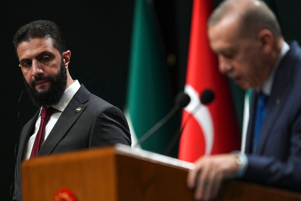 الرئيس التركي رجب طيب أردوغان (يمين الصورة) والرئيس السوري أحمد الشرع يعقدان مؤتمراً صحفياً مشتركاً عقب اجتماعهما في القصر الرئاسي بأنقرة، تركيا، يوم الثلاثاء 4 فبراير/شباط 2025.