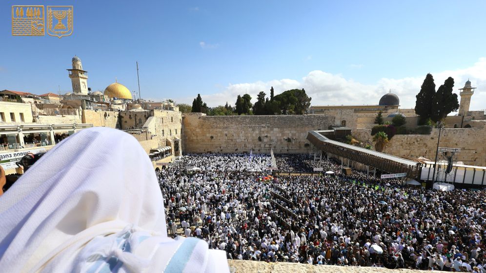 Des milliers de fidèles prient au Mur occidental lors de la première bénédiction des Cohanim pour le retour des otages, le succès des soldats et la guérison des blessés, 09.10.25.