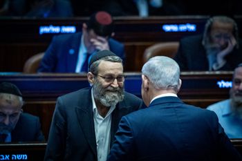 יו"ר ועדת הכספים משה גפני וראש הממשלה בנימין נתניהו בהצבעת תקציב 2025