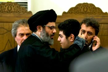 في هذه الصورة الأرشيفية الملتقطة في 13 مايو، 2016، يظهر هاشم صفي الدين، رئيس المجلس التنفيذي لحزب الله، الثاني على اليسار، في إحدى الضواحي الجنوبية لبيروت، لبنان