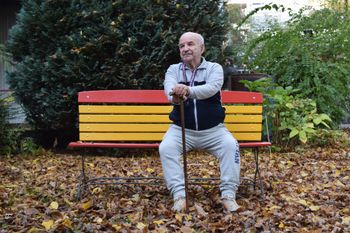 Borys Shyfrin, survivant ukrainien de l'Holocauste, est assis sur un banc dans le jardin de sa maison de soins à Francfort-sur-le-Main, en Allemagne, le 2 novembre 2022.