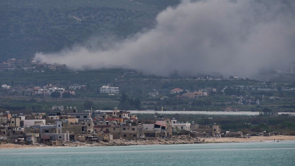AP Photo/Hussein Malla هجوم إسرائيلي على مدينة صور الساحلية في لبنان، أرشيف