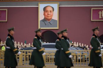 دورية شبه عسكرية صينية أمام صورة للزعيم الصيني السابق ماو تسي تونج في ميدان تيانانمن خلال اجتماع الدورة التحضيرية للمجلس الوطني لنواب الشعب الصيني في ميدان تيانانمن في بكين، الصين، الثلاثاء 4 مارس 2025