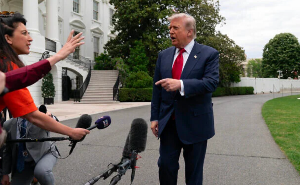 Le président américain Donald Trump s’adresse aux journalistes alors qu’il se dirige vers Marine One sur la pelouse sud de la Maison Blanche, vendredi 8 mai 2026, à Washington. 
