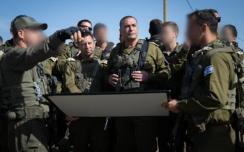 Le chef d’état-major de Tsahal, le lieutenant-général Eyal Zamir (au centre), entouré d’officiers en Judée-Samarie, le 13 mai 2026. 