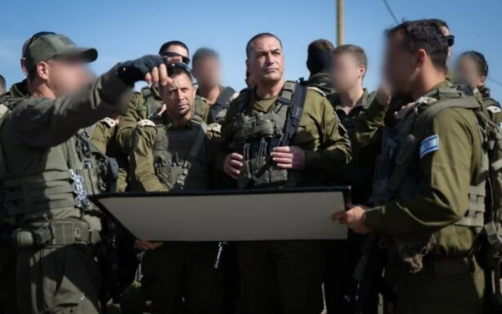 IDF Le chef d’état-major de Tsahal, le lieutenant-général Eyal Zamir (au centre), entouré d’officiers en Judée-Samarie, le 13 mai 2026.