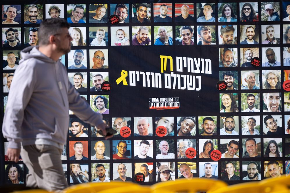 Les portrait des otages, place des otages à Tel Aviv, Israël