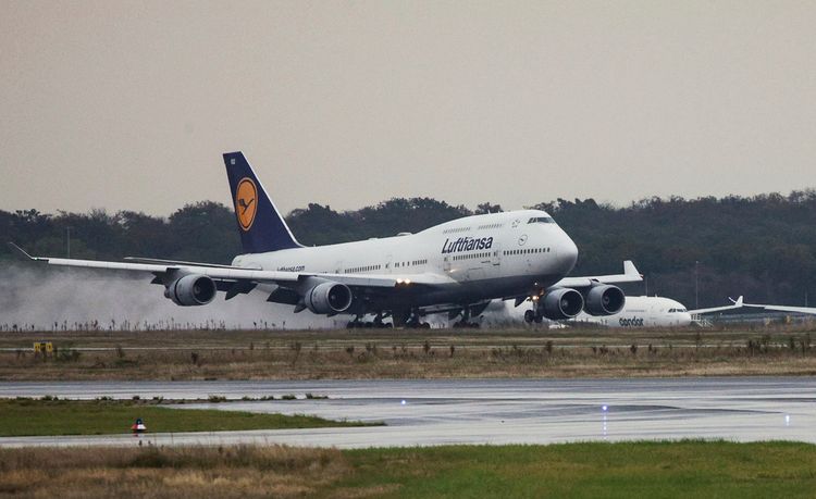Un Boeing 747 jumbo jet de la Lufthansa en provenance de Tel Aviv à son atterrissage à l'aéroport de Francfort, Allemagne